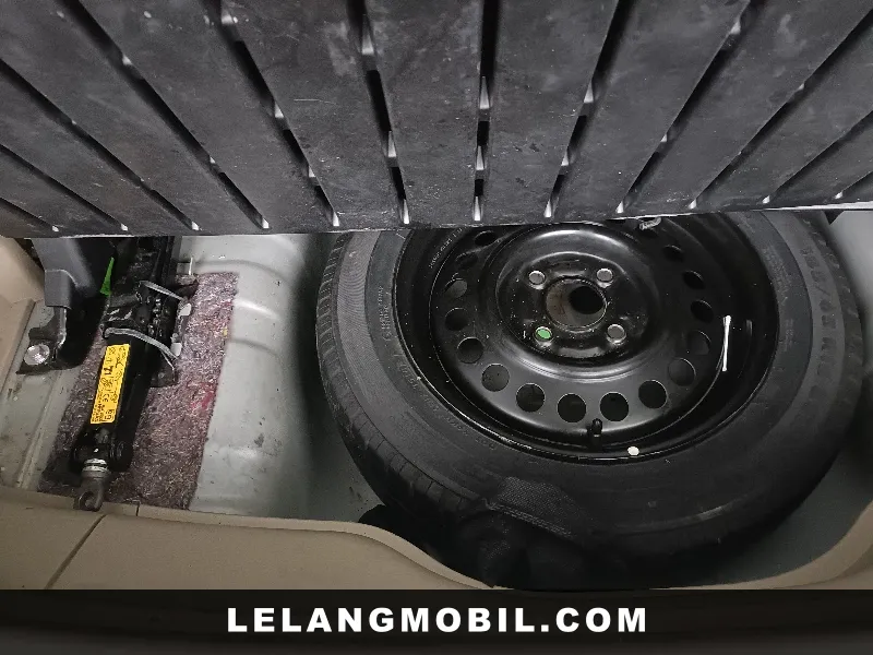 NISSAN GRANDLIVINA - View 12