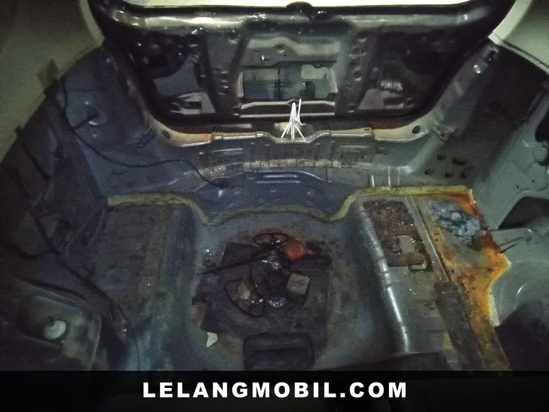 NISSAN GRANDLIVINA - View 13