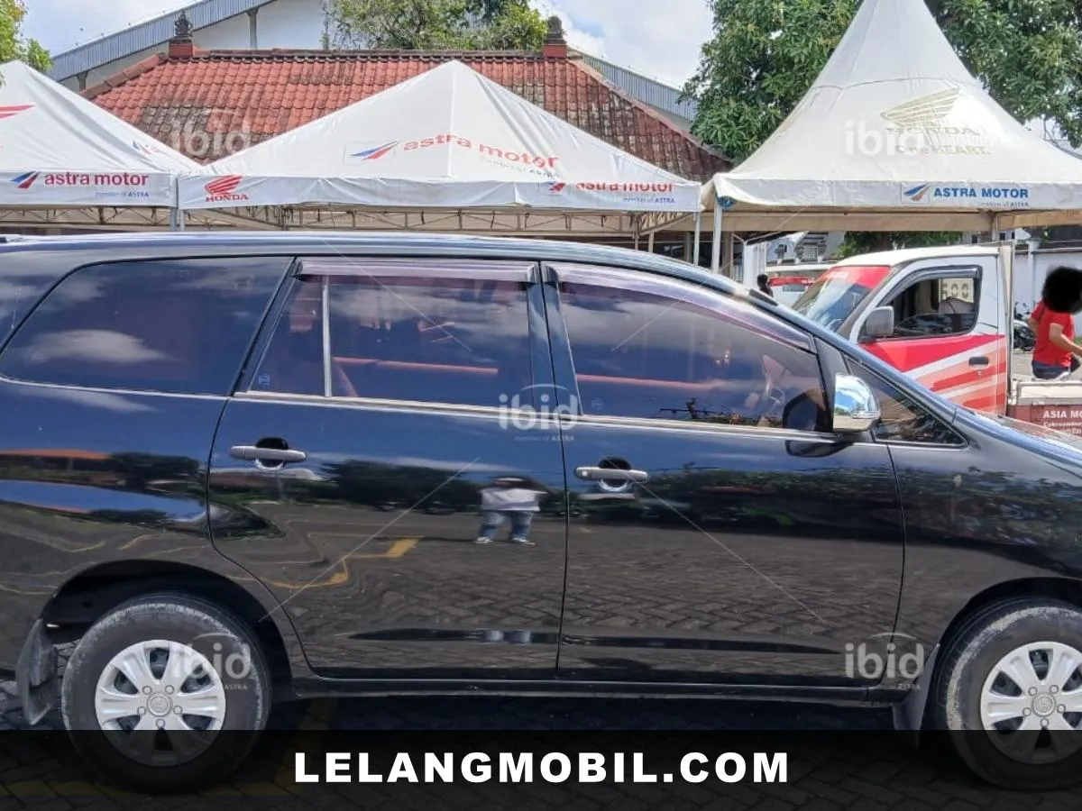 TOYOTA INNOVA - View 3