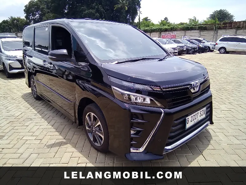 TOYOTA VOXY - View 2