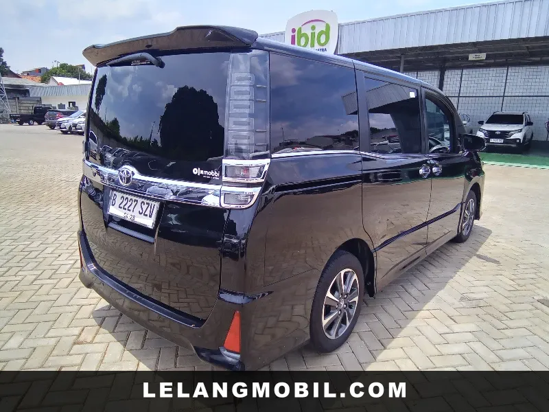 TOYOTA VOXY - View 3