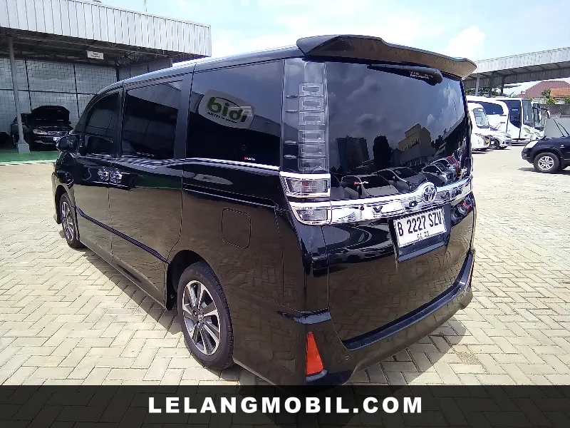 TOYOTA VOXY - View 4