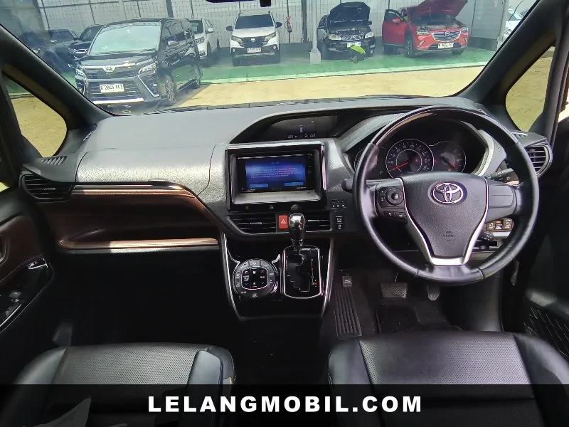 TOYOTA VOXY - View 5