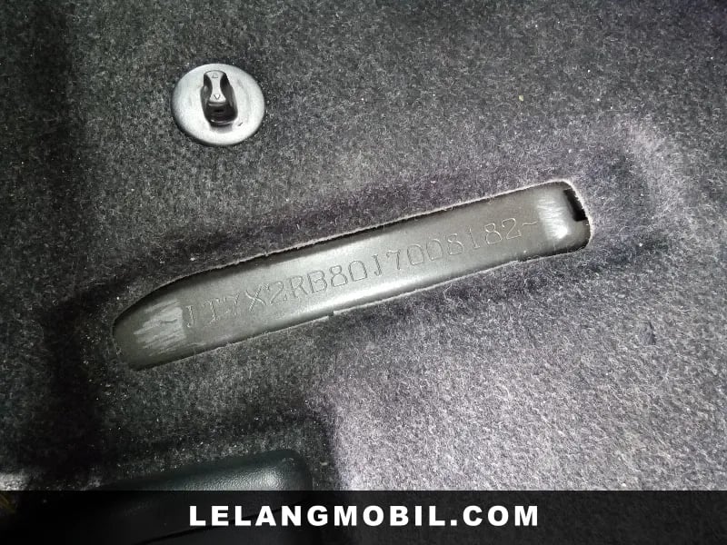 TOYOTA VOXY - View 8