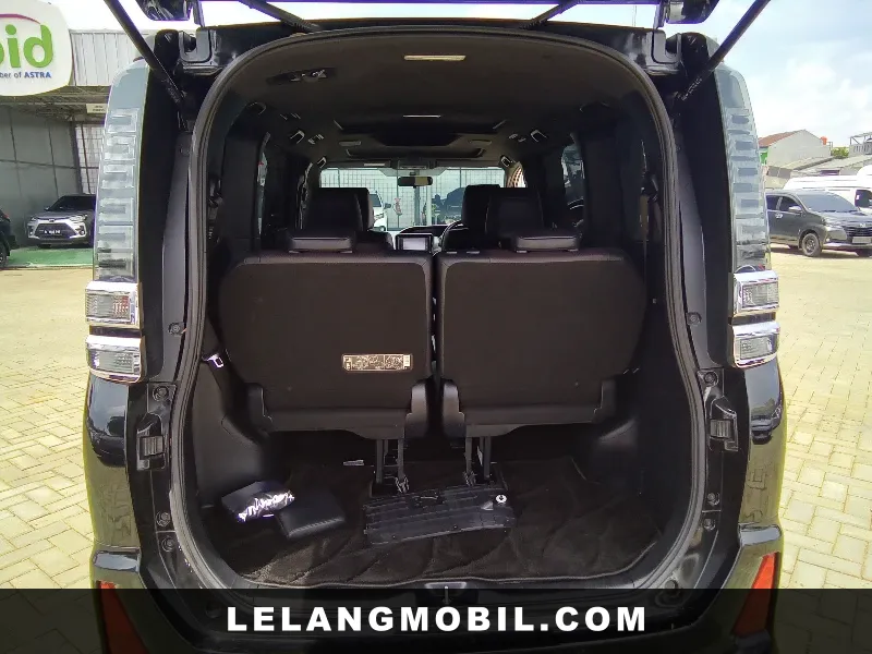 TOYOTA VOXY - View 9