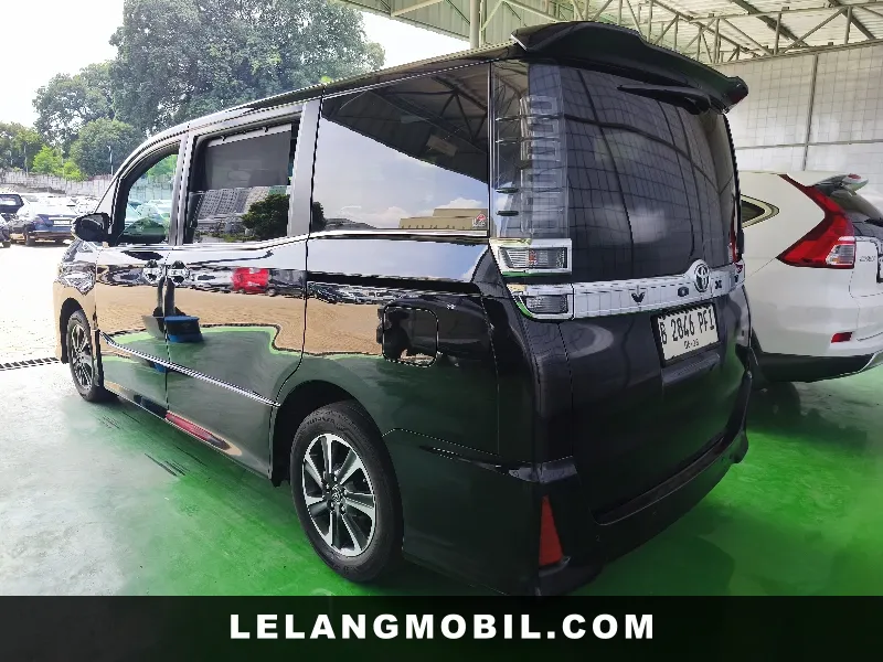 TOYOTA VOXY - View 4