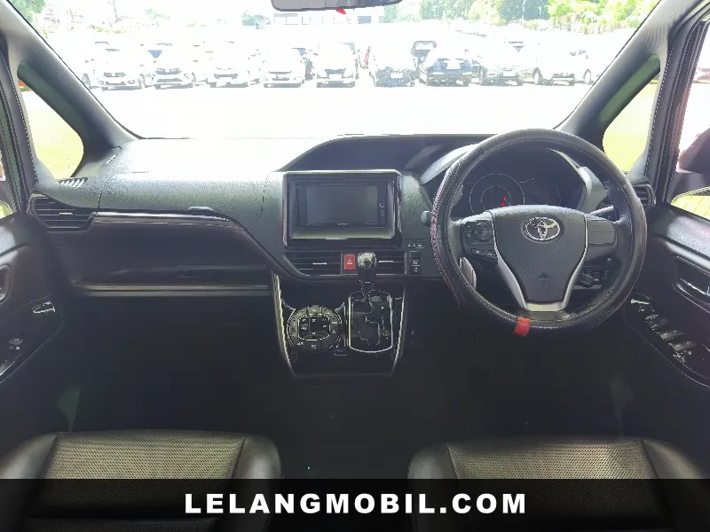 TOYOTA VOXY - View 5