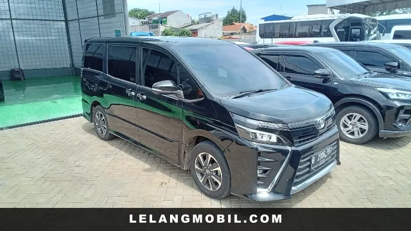 TOYOTA VOXY - View 2