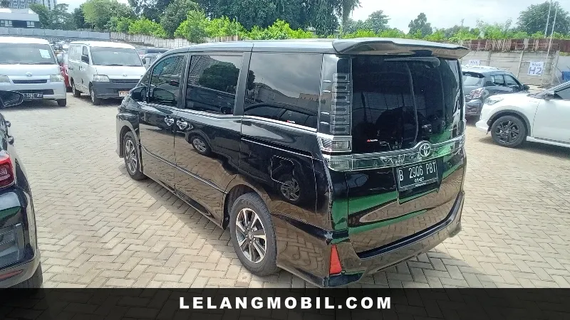 TOYOTA VOXY - View 4