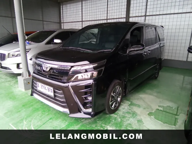 TOYOTA VOXY - View 1