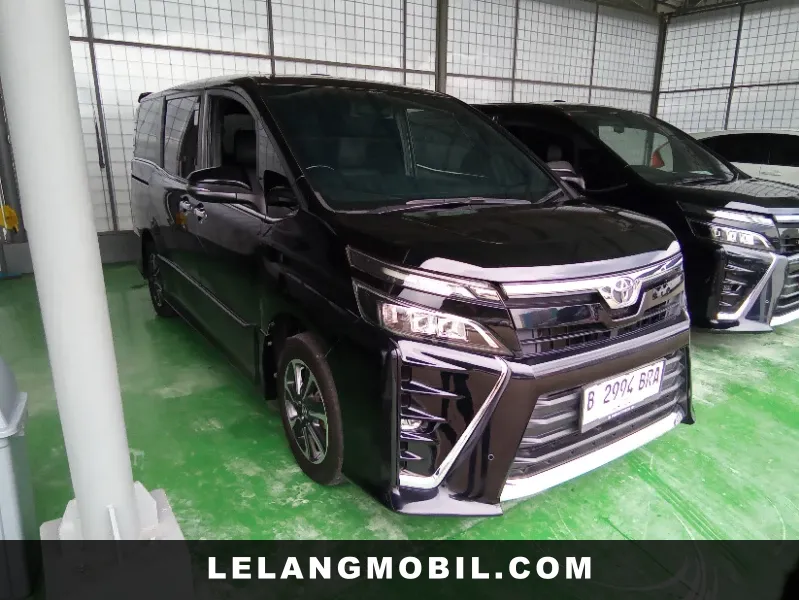 TOYOTA VOXY - View 2