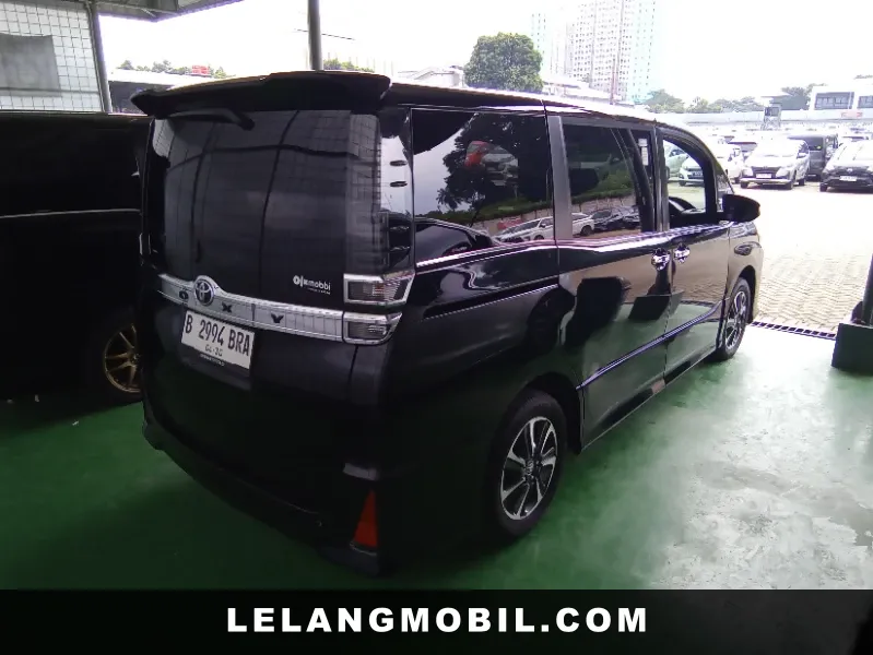 TOYOTA VOXY - View 3