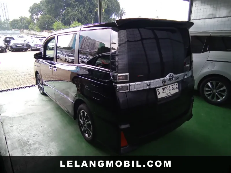 TOYOTA VOXY - View 4