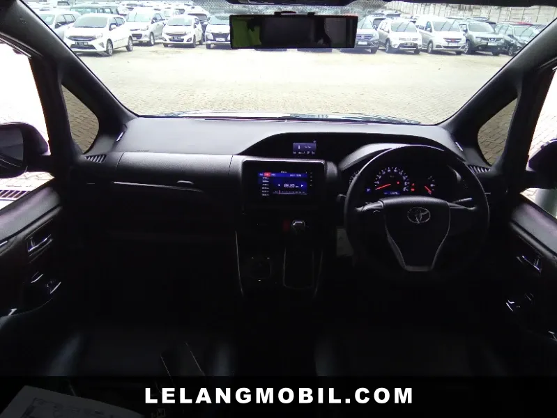 TOYOTA VOXY - View 5