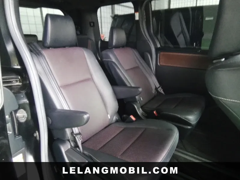 TOYOTA VOXY - View 9