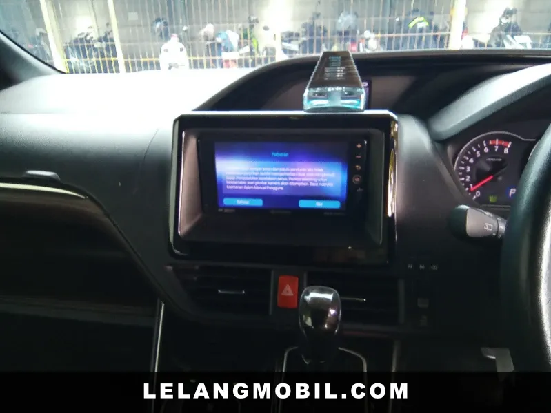 TOYOTA VOXY - View 10