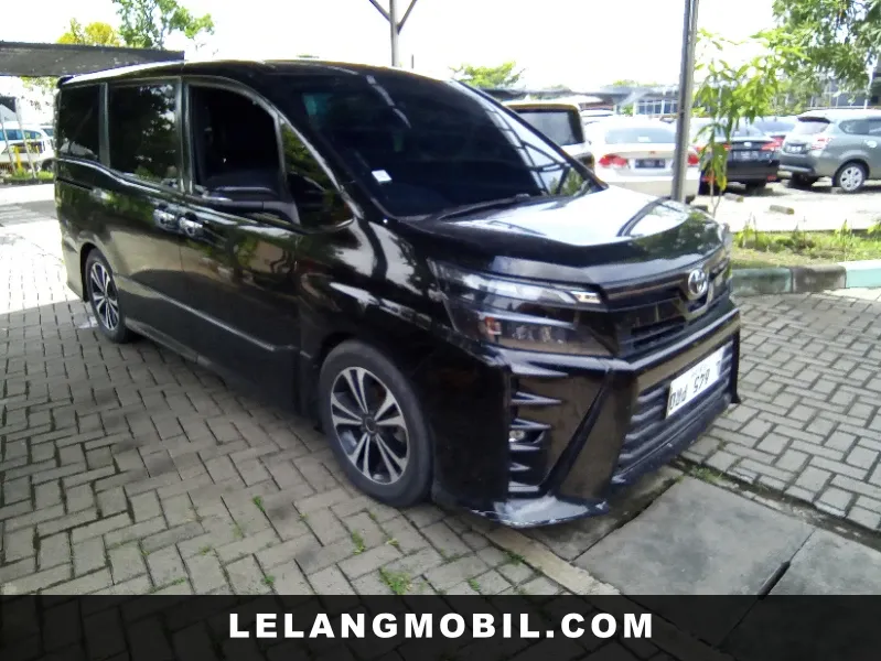 TOYOTA VOXY - View 2