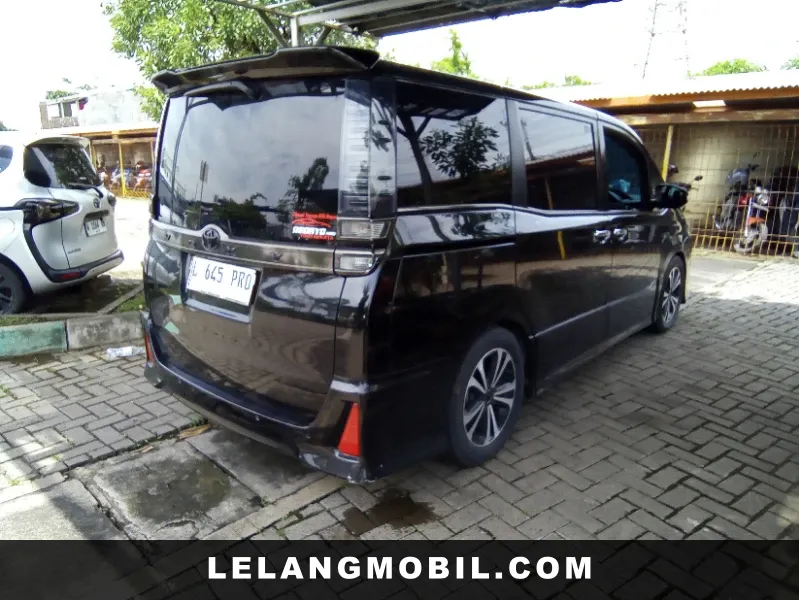 TOYOTA VOXY - View 3