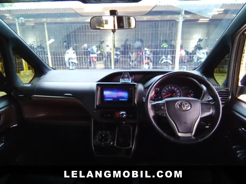 TOYOTA VOXY - View 5