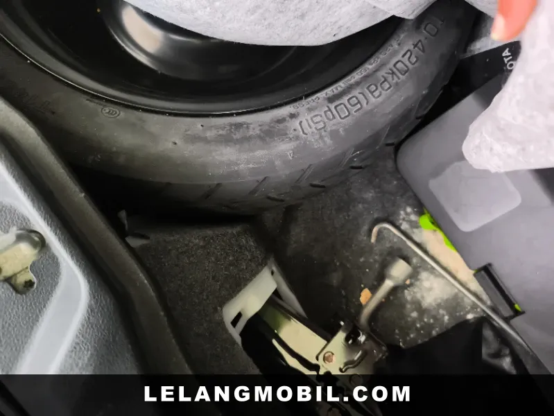 TOYOTA VOXY - View 11