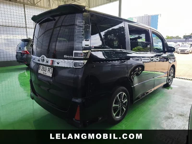 TOYOTA VOXY - View 3