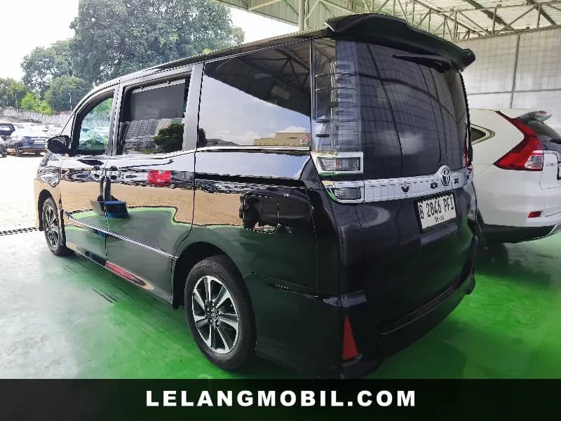 TOYOTA VOXY - View 4