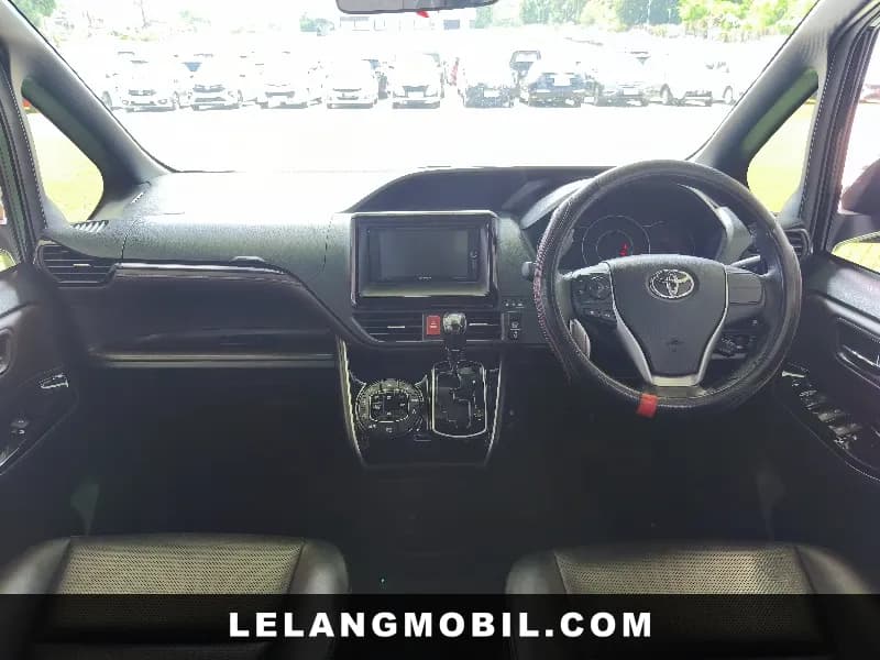 TOYOTA VOXY - View 5