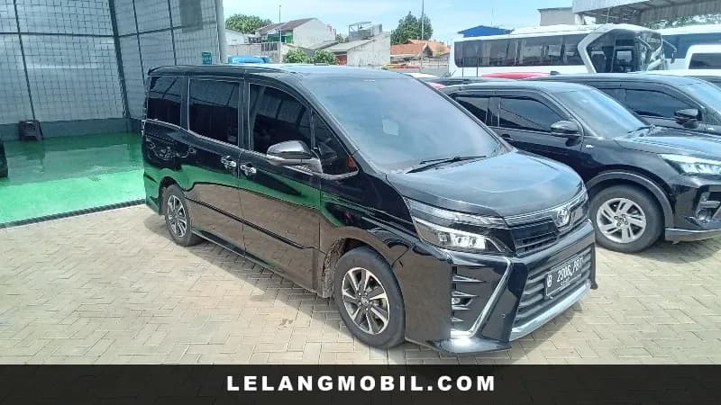 TOYOTA VOXY - View 2