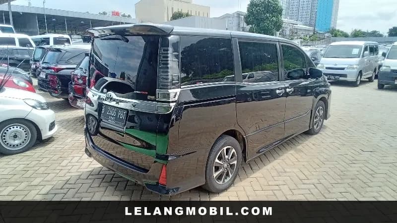 TOYOTA VOXY - View 3