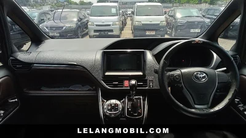 TOYOTA VOXY - View 5