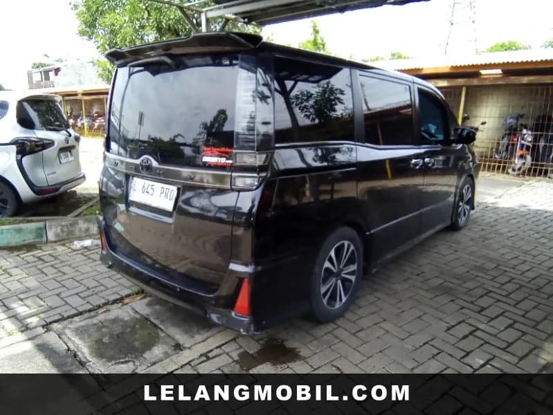 TOYOTA VOXY - View 3