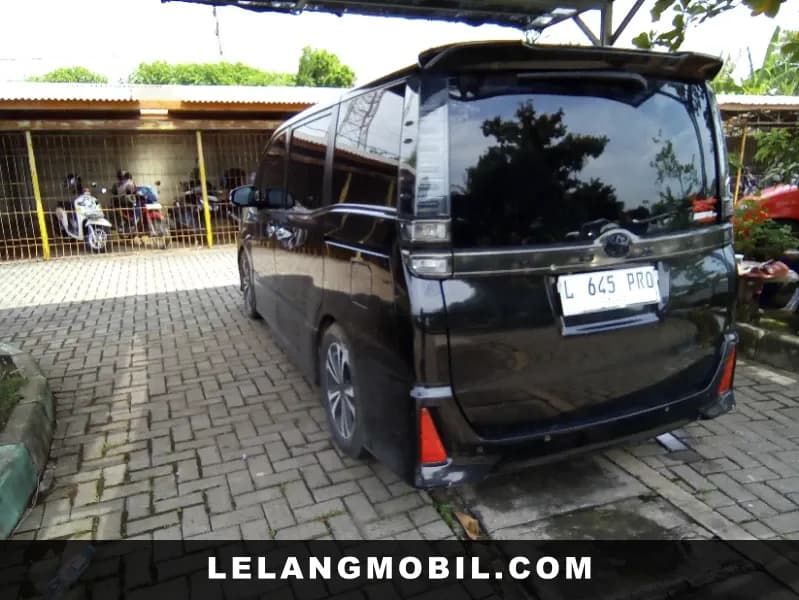 TOYOTA VOXY - View 4